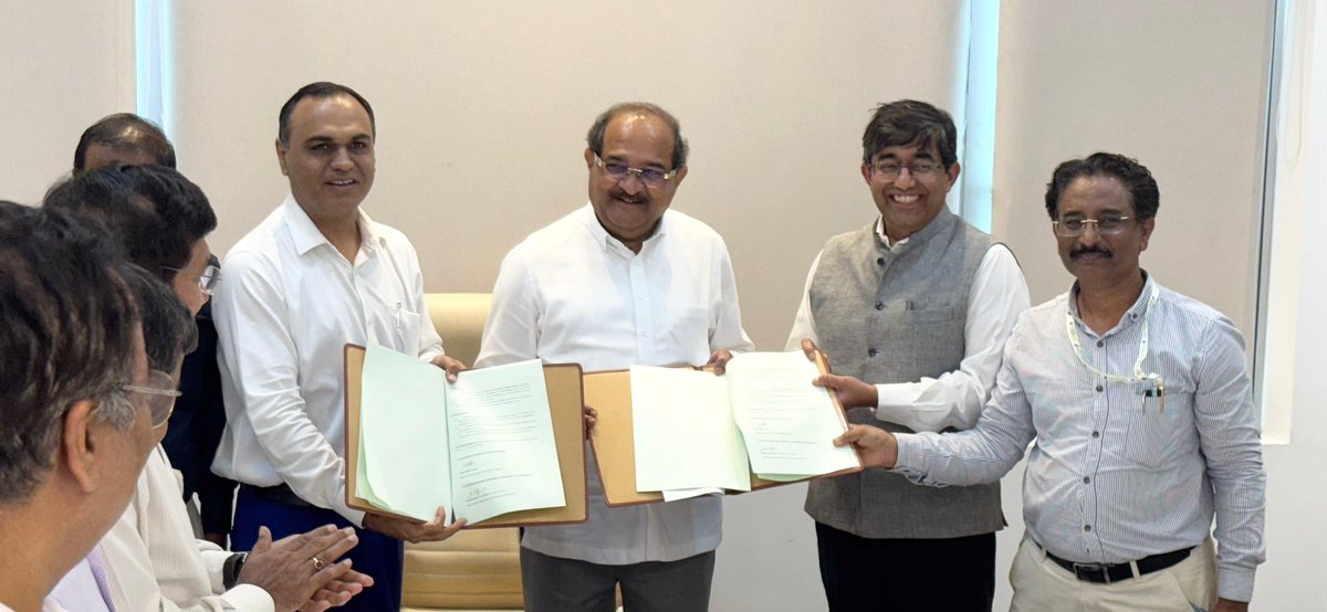 BNHS and WRD signed MoU today at Mantralaya,Mumbai for eco restoration of Ujani wetland. Thanks Hon’ble Minister Mr. Vikhe Patil ACS WRD Mr. Deepak Kapoor. BNHS President Mr. Praveen Pardeshi,BNHS Director Kishor Rithe , donor CIPLA Foundation Mr. Anurag Mishra.#CIPLA #bnhs