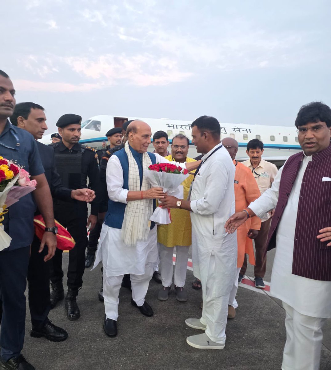 Raghuveer Patel (@raghuveerpatel_) on Twitter photo मॉ अहिल्या की पावन नगरी इंदौर पधारे, देश के यशस्वी रक्षा मंत्री आदरणीय श्री <a href="/rajnathsingh/">Rajnath Singh</a> जी का इंदौर विमानतल पर आत्मीय स्वागत-अभिनंदन किया।
इस अवसर पर भाजपा इंदौर परिवार की गरिमामयी उपस्थिति रही।
<a href="/BJP4MP/">BJP Madhya Pradesh</a> <a href="/BJP4India/">BJP</a> <a href="/BJPIndoreSambhg/">bjp4indore</a> मॉ अहिल्या की पावन नगरी इंदौर पधारे, देश के यशस्वी रक्षा मंत्री आदरणीय श्री <a href="/rajnathsingh/">Rajnath Singh</a> जी का इंदौर विमानतल पर आत्मीय स्वागत-अभिनंदन किया।
इस अवसर पर भाजपा इंदौर परिवार की गरिमामयी उपस्थिति रही।
<a href="/BJP4MP/">BJP Madhya Pradesh</a> <a href="/BJP4India/">BJP</a> <a href="/BJPIndoreSambhg/">bjp4indore</a>