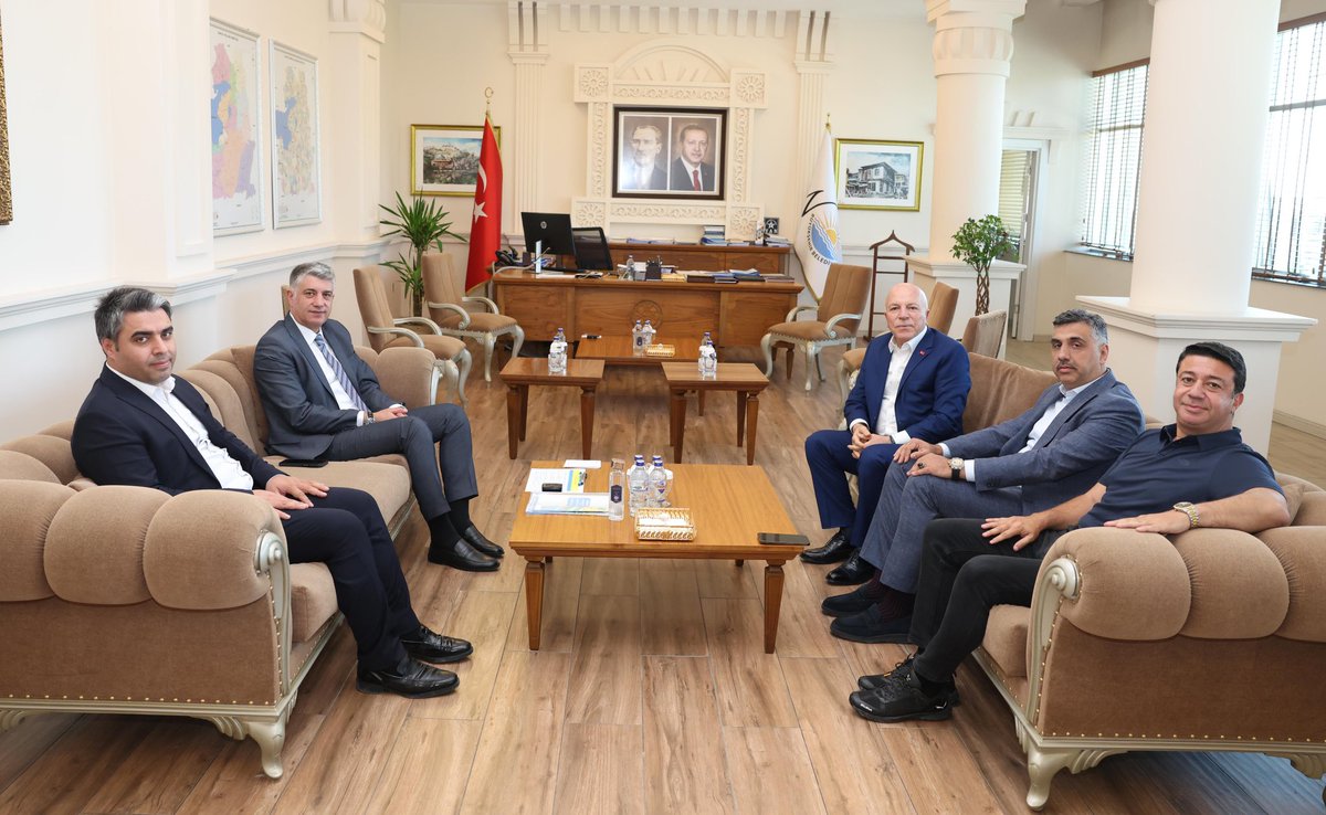 Van Büyükşehir Belediyesi Genel Sekreteri Ulaş Akhan’ı makamında ziyaret ettik. 

Misafirperverlikleri ve samimi sohbetleri için kendilerine teşekkür ediyor, çalışmalarında kolaylıklar diliyorum.