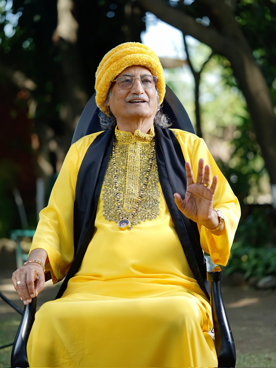 घट में जब जोत प्रकट होती,
सूरज न छुपा सकता उसको;
फिर काम क्रोध मद लोभ मोह,
दूषित कर सकता ना उसको।
चैतन्य उभर कर आता है,
सब अंधकार मिट जाता है।
चैतन्यं शरणं गच्छामि,
भज गोरख शरणं गच्छामि।।
-Samarthguru <a href="/SiddharthAulia/">Samarthguru Siddharth Aulia</a> Ji

#Samarthguru #GorakhGeeta #spirituality