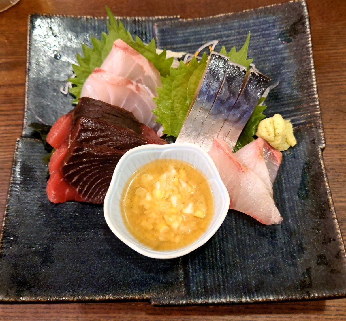 お刺身盛り合わせ。マグロの血合いは手前のタレでいただきました。
美味しいです！