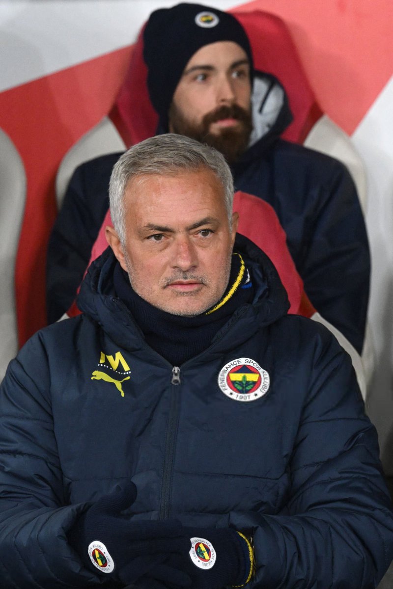 NE OYNATTIĞINA LAF EDERİM NE DE BAŞKA BİRŞEYİNE. SEN BU YÖNETİME FAZLASIN BİLE. BENFİCAYI ELE LİGDE DE DÜŞMEYE OYNA. BU OROSBU EVLATLARINI GÖNDER BAŞINDAN. BİZİM SENİNLE YAŞAYACAK ÇOK GÜZEL GÜNÜMÜZ VAR.