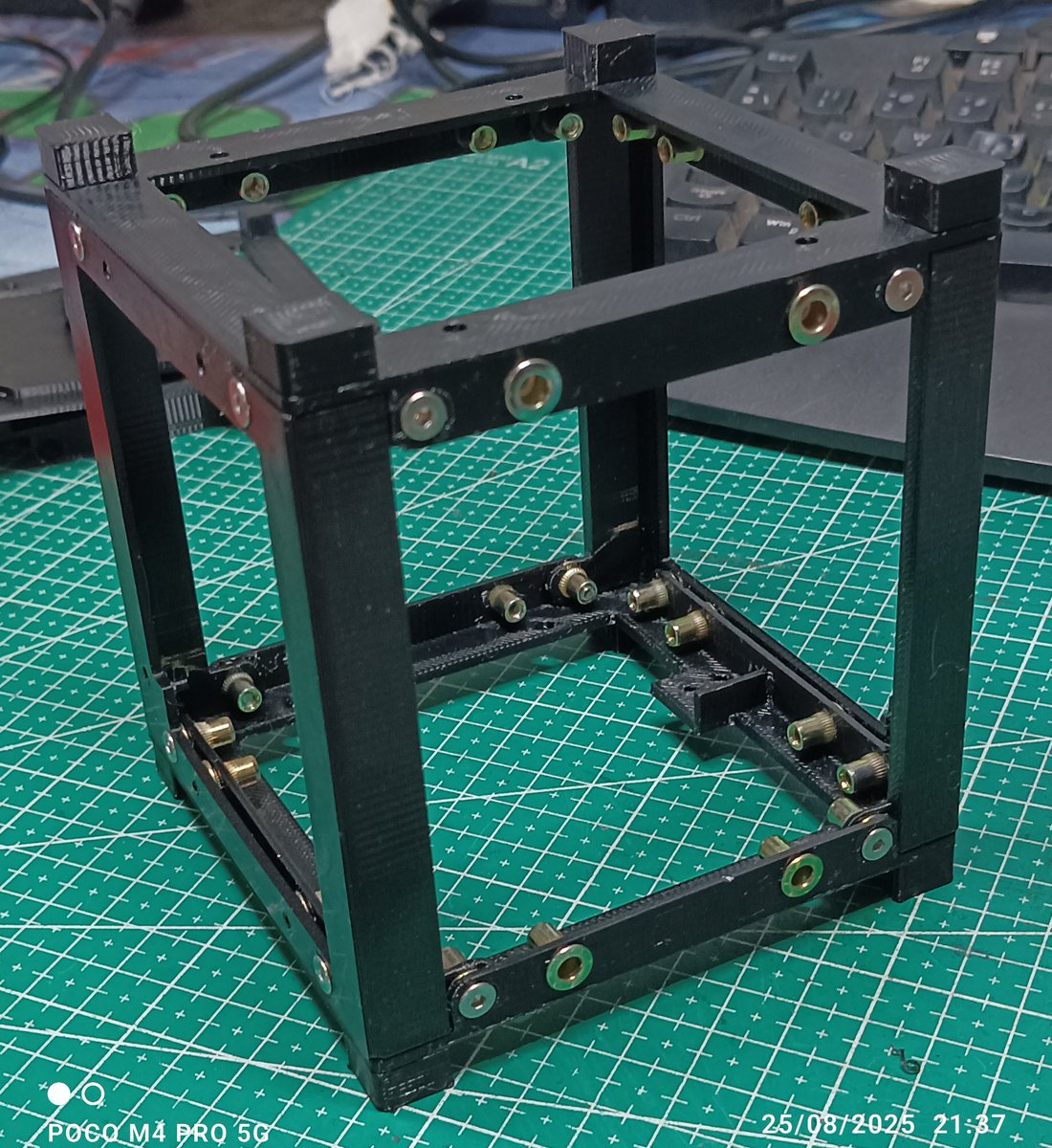 💡 El SatTrainer One de 1U evoluciona: nueva estructura con insertos metálicos y uniones reforzadas.
Más fuerte. Más preciso. Más pro.
Hecho en México 🇲🇽
meditechindustries.com
 #SpaceEd #CubeSat