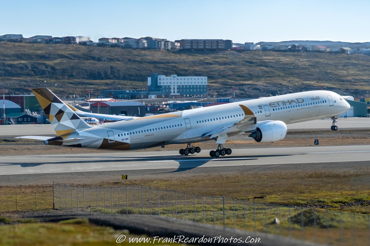 FrankReardon1's tweet photo. Medical Emergency diversion (Flight #ETD9) departing #Iqaluit #Nunavut π¨π¦ this morning.
@Airbus A350-1000 #A35K by @etihad Airways
AUG.26.2025 #YFBSpotters @NunatsiaqNews @flightradar24 https://t.co/iCCb9FTNRK