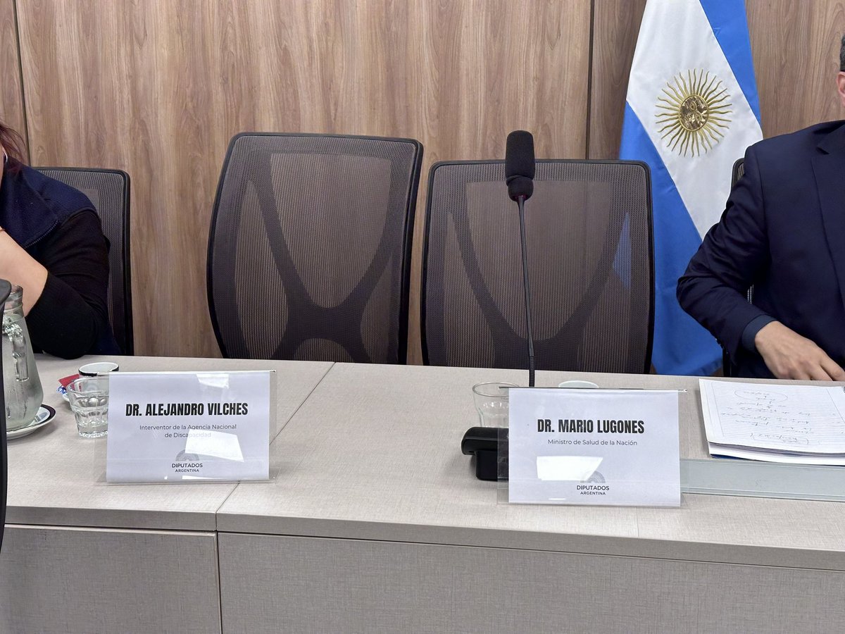 EL SILENCIO DEL OFICIALISMO ATURDE.

Estamos en la reunión conjunta de las comisiones de Acción Social y Salud Pública y Discapacidad.

Lugones y Vilches, quienes tenían que venir a dar explicaciones por el CASO ANDIS? 
❌ AUSENTES ❌