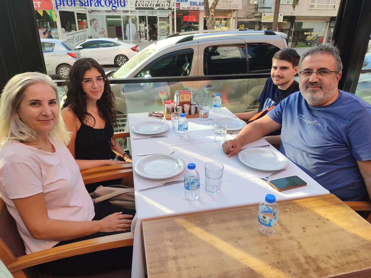 Dünya güzeli kızım, ağabeyinle beraber ailemize farklı tatlar katarak bizleri dünyanın en mutlu insanları yaptınız. İyiki doğdun iyi varsın. Nice sağlıklı mutlu yıllar.