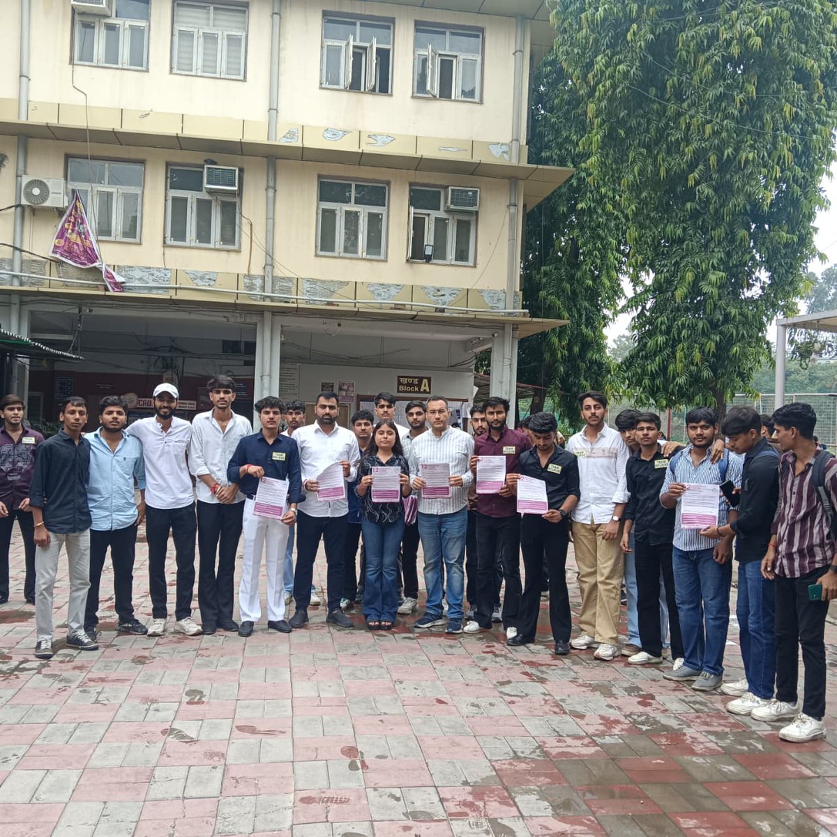 NSUI Delhi Incharge Shri <a href="/Honeybagga_cg/">Honey Bagga</a> and Delhi State President Shri <a href="/AshishLambaNSUI/">Ashish Lamba</a> met with students of Delhi University today. It was a warm and engaging interaction where they heard the voices of freshers, shared experiences, and assured them of constant support.