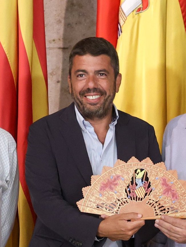 Si arriba al teu TL el Charles Manson Sandunguero has de fer-li RT si no vols que s'inunde el pàrquing i l'assegurança no vulga saber res del cotxe i et quedes un any sense ascensor