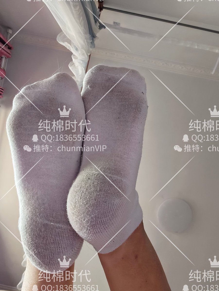 五号，云南的姑娘，曾在重庆上学。和她闲聊时，她说我脚臭得舍友都嫌弃，总是能散发出一种独特的刺鼻，隔着鞋都能叫人闻到。
听的我心跳加速。第一次拿到她袜子时，那股味道像钩子一样攫住了我——不是一般的汗味，而是浸透了时间、体温和她自身独有气息的浓烈。她是天选之女，无人能撼动的金牌首席。