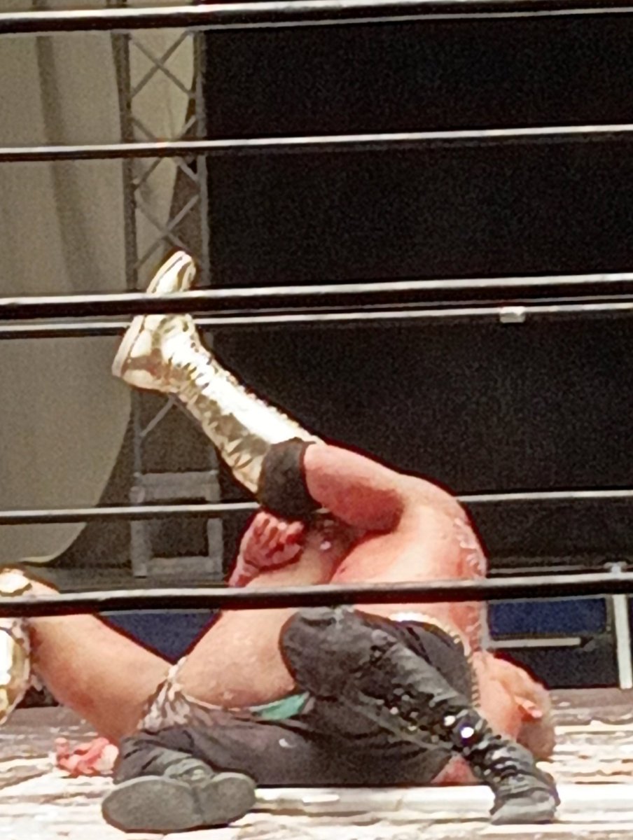 2025.8.26.ガンバレ☆プロレス.後楽園ホール
キスからのクロスアーム式スティミュレーション😮
葛西さんにここまでさせただけでも渡瀬さんのデスマッチ初挑戦は大成功ですね🥹
#GanPro #GanPro_pic
#葛西純 #渡瀬瑞基