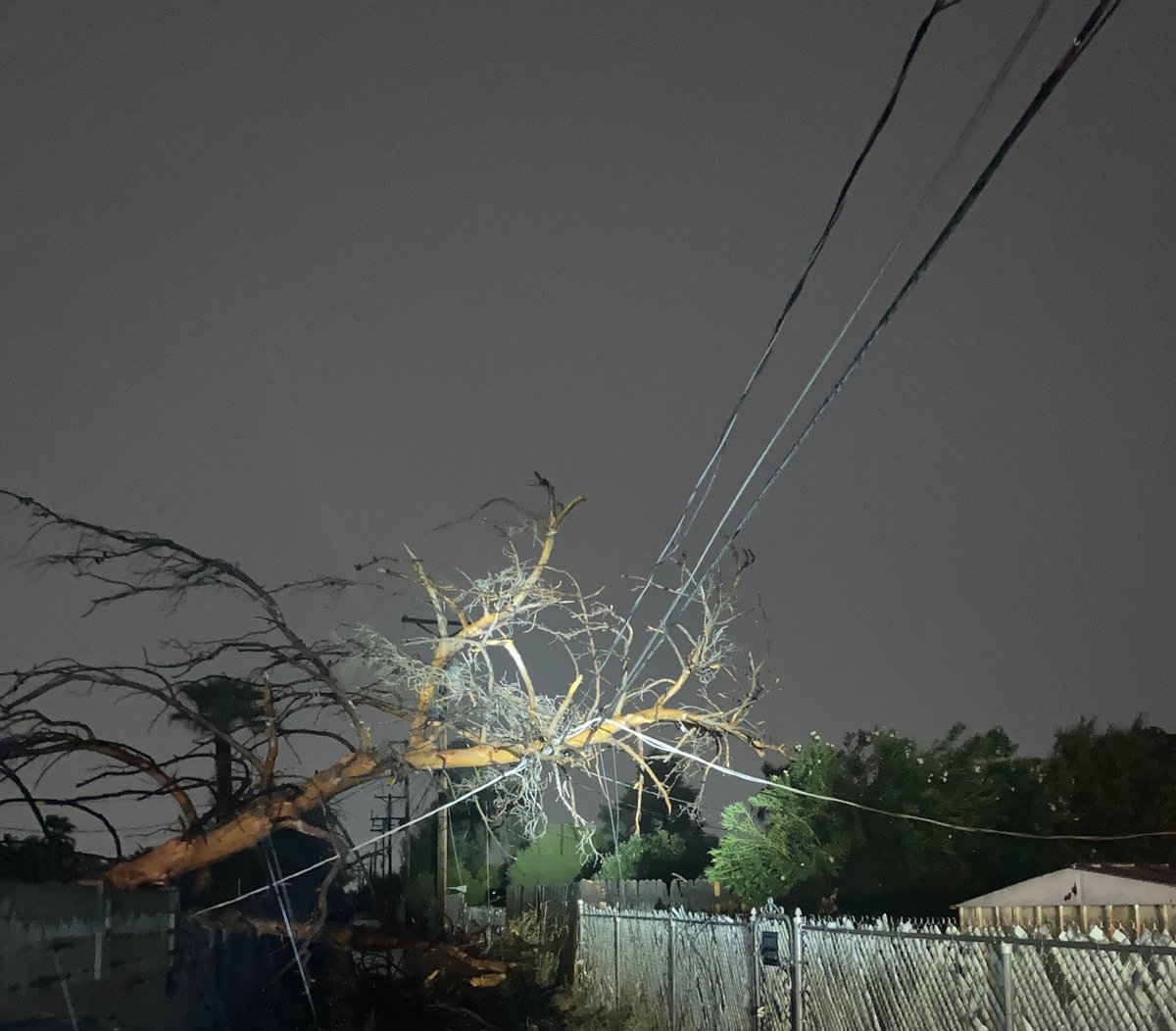 SRPconnect's tweet image. Thank you to our crews who worked through the night to restore power after one of the biggest monsoon storm we've seen in a long time! And thank you to our customers for their patience as we worked safely and as quickly as possible.