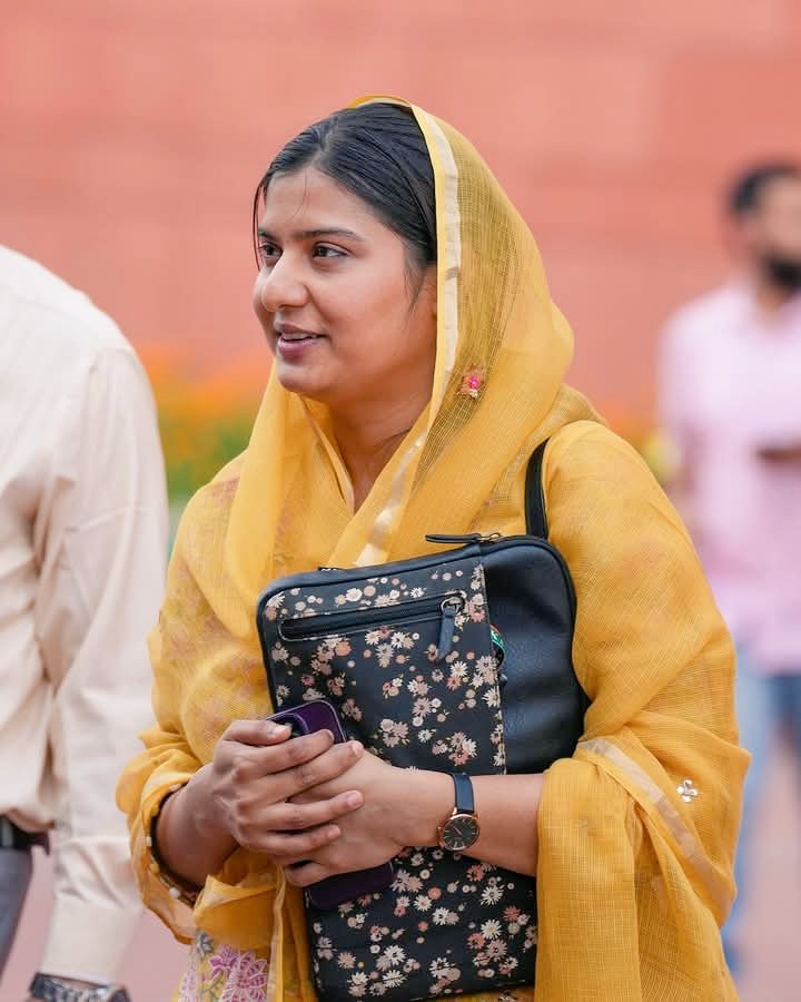 आज मेरे जन्मदिन के अवसर आशिर्वाद रूपी शुभकामनाएं, दुआएं देने के लिए आप सभी मेरे परिवार के मेरे बड़े,भाईयों बहनों का बहुत-बहुत धन्यवाद एवं आभार। 🙏
आपके आशीर्वाद से मेरी हिम्मत बढ़ती है। खुदा आप सभी को सलामत रखे।
सबका बहुत शुक्रिया 💚❤️

#IqraHasan 
#HBDIqraHasan