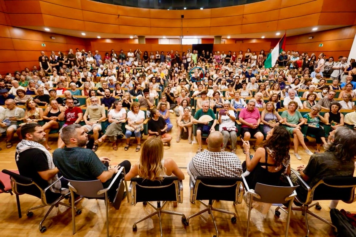 Ahir vaig poder assistir a l’acte de suport a la propera flotilla x Palestina. ⁦<a href="/SumudPalestina/">SUMUD Palestina</a>⁩ ⁦<a href="/BDSmovement/">BDS movement</a>⁩ ⁦<a href="/JuanBordera/">Juan Bordera🌍🇵🇸</a>⁩ ⁦<a href="/Davidsegarra/">الصَّابِرِين</a>⁩ 
Palestina Lliure
FREE PALESTINE