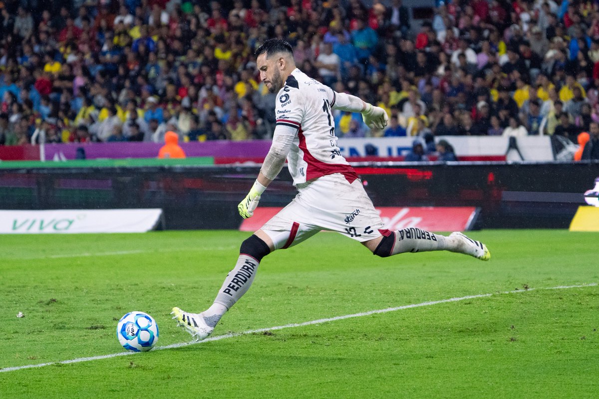 AtlasFC's tweet photo. Con ustedes, el portero extranjero con más penales atajados en toda la Liga MX... 

¡CAMILO VARGAS! 🦸‍♂️🇨🇴

Ante América, Vargas rompió el récord de 15 penales detenidos en el Fútbol Mexicano. 😍 https://t.co/jB7XVoQ0PD