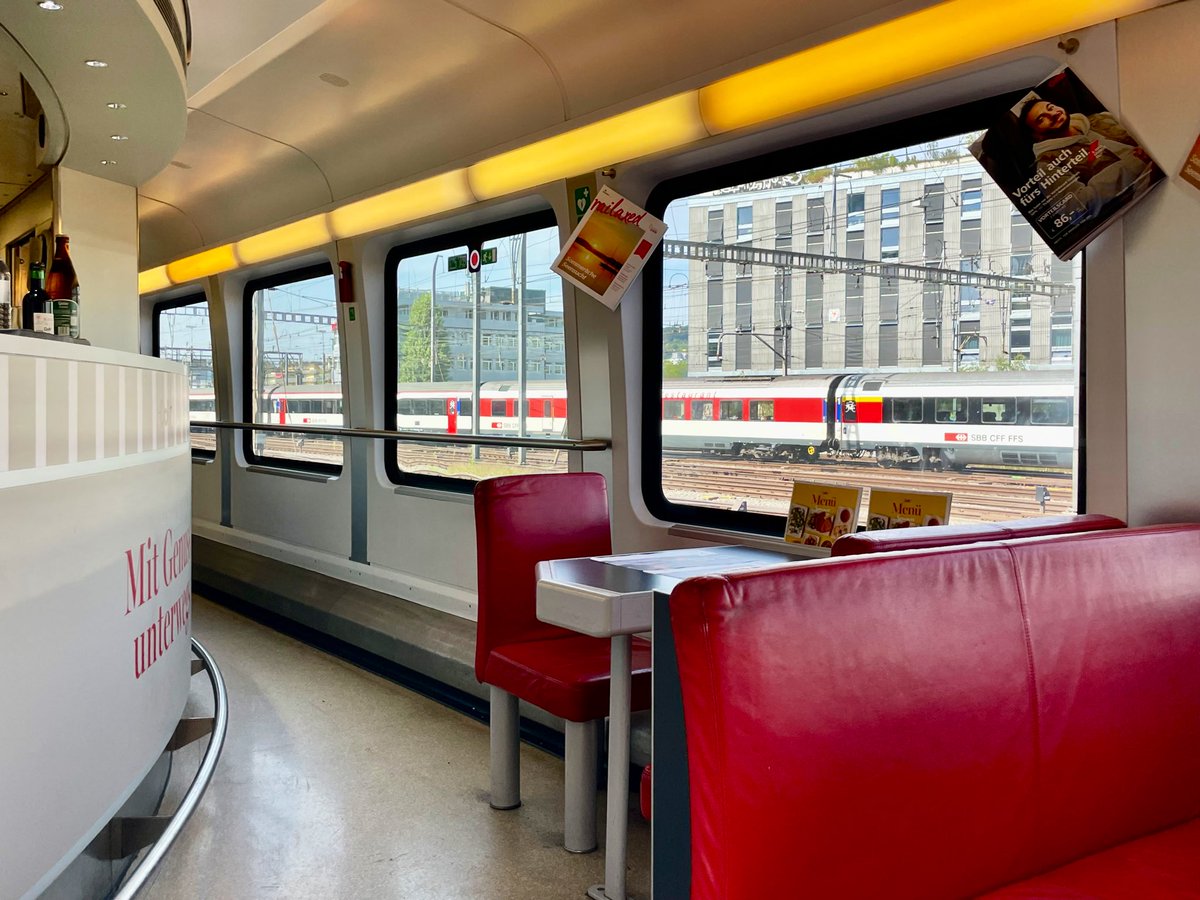 AndreasWiede's tweet photo. Hello from the #ÖBB 🇦🇹 #Railjet #DiningCar, where I enjoy a creamy, organic, risotto and a 🍺. 
#RailJetExpress #RJX services make an appearance at #Zurich🇨🇭HB every two hours. They stand out because of their red livery which appears particularly shiny in the afternoon sun. https://t.co/yuAJdjjI4L