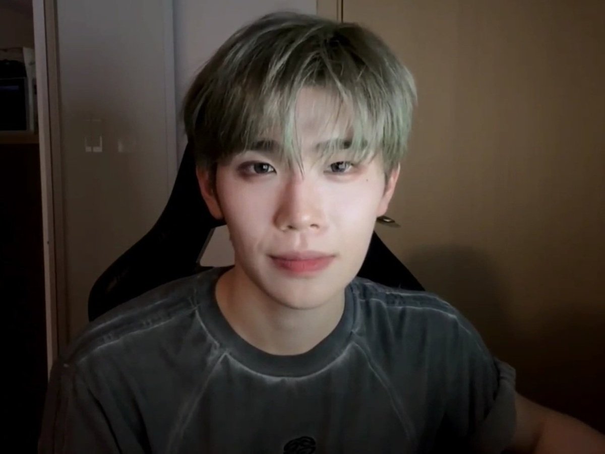 아니 오늘 얼굴 미쳐서 신호등 태래 그냥 다 잘생김