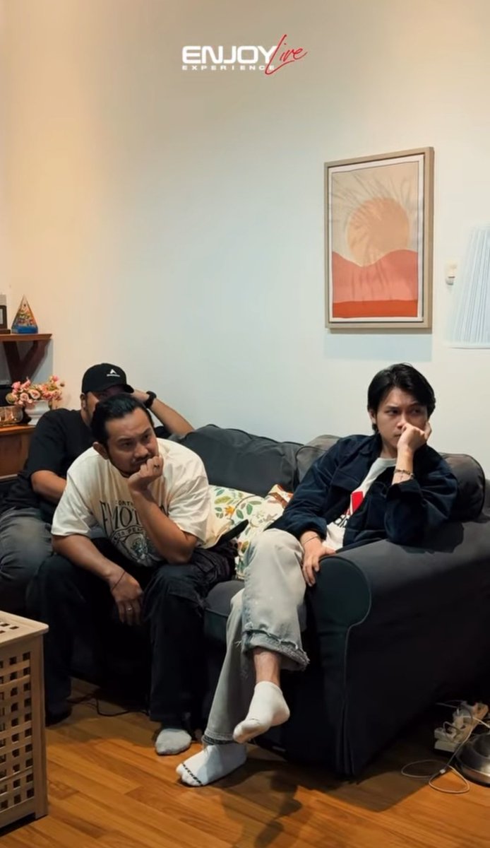 Pertanyaan gue, si rony ngapain ikut creative meeting nya konser miliaran cinta dah?👀
Doi ada chip in ide kah......