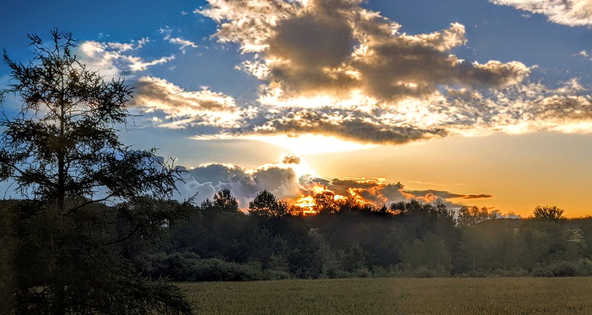 Earlier this morning,  it couldn't make up its mind sunshine or rain...👍😎 Definitely cooler...