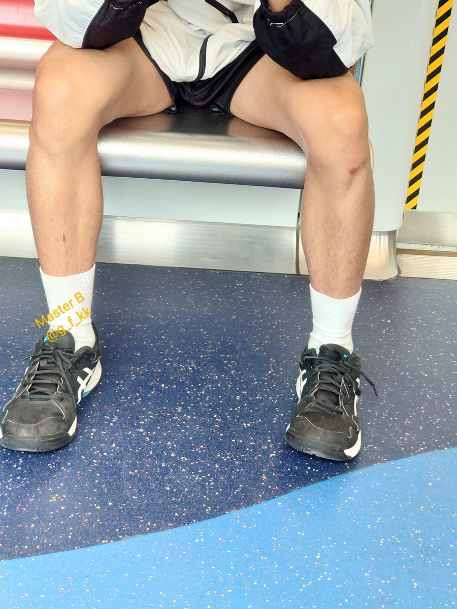 忍唔住偷影左(51) 後生+白襪+短跑褲=🤤

#怪叔叔上線 #流口水 #唔建議偷拍