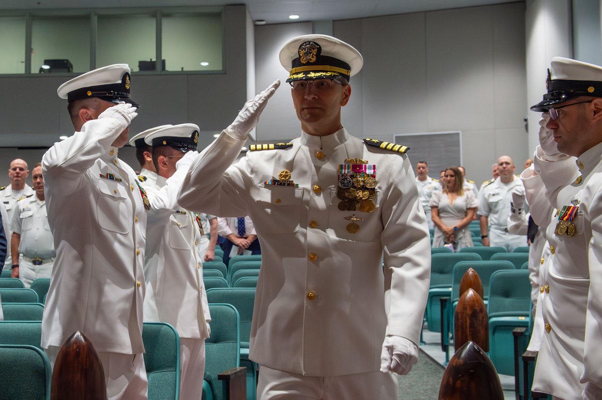 USNavyNNPP's tweet photo. Capt. Rob Garis, from Neptune Beach, Florida, relieved Capt. Dale Klein, from Fredericksburg, Texas, as Commander, Submarine Squadron (CSS) 19 during a change of command ceremony.
#peoplegetthingsdone #technicalexcellence #teamnavalreactors
https://t.co/Wj5ywcTQyx https://t.co/iXLd2wrEQN