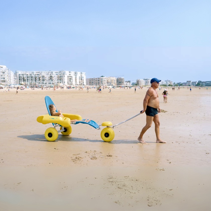 🇫🇷 Les plages deviennent un modèle d’accessibilité grâce au label Handiplage, présent sur 150 sites en France. Les personnes à mobilité réduite peuvent désormais profiter pleinement de la mer grâce à des chemins aménagés, des rampes douces et des fauteuils amphibies. Ces