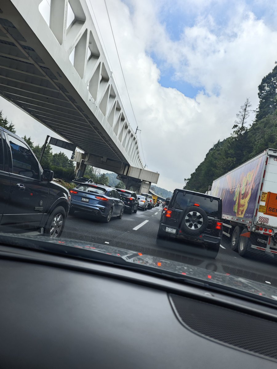 SamPsrn's tweet photo. Qué pasó en la #CarreteraMexicoToluca México-Toluca? 
Nada! Es la caseta! 
El tráfico ya llegó hasta La Marquesa https://t.co/eYXw10V93M