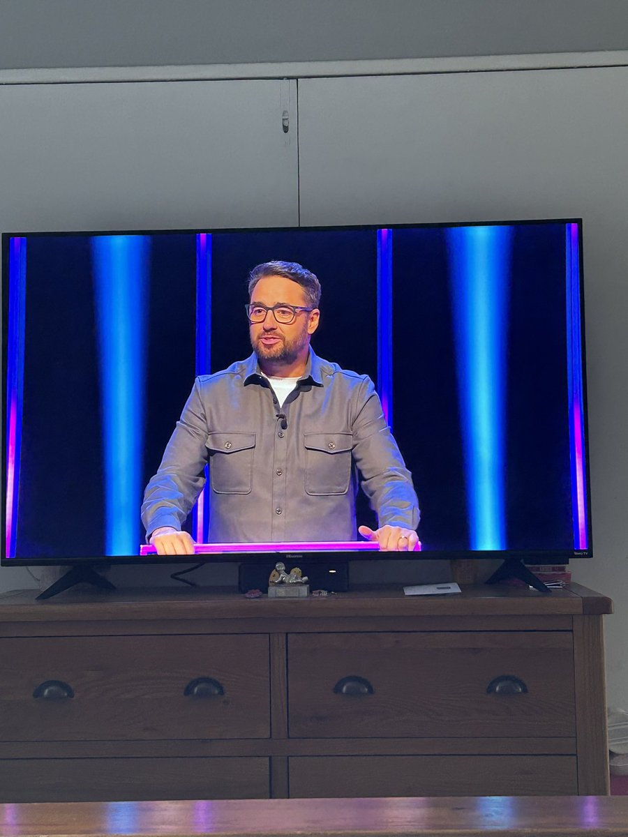 Very handsome with your new glasses <a href="/JasonManford/">Jason Manford</a>. Also loving this new series of the answer run 😜