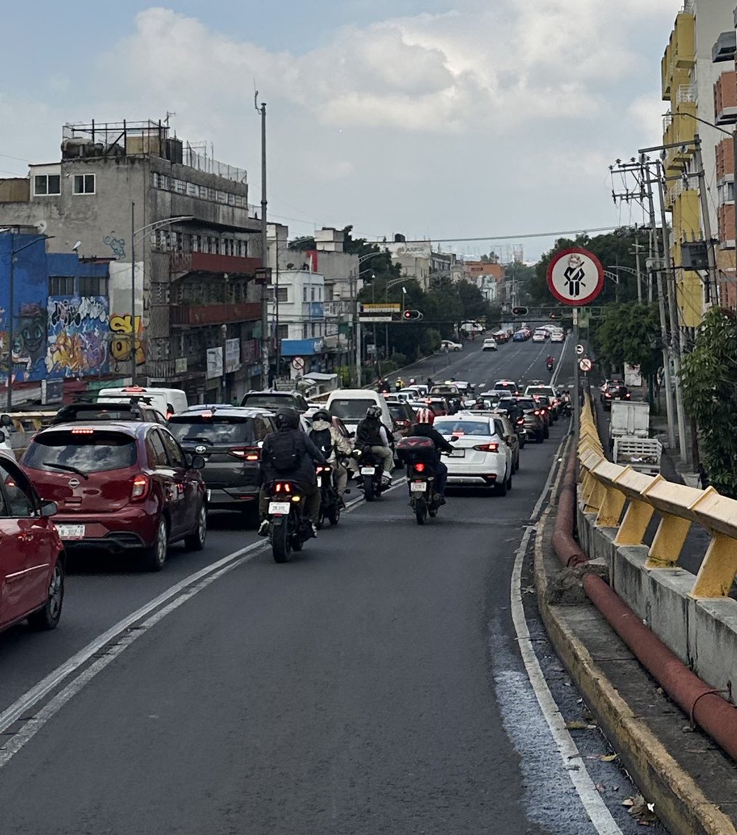 Están bien raras esas bicis sobre eje 3 en el puente que cruza Tlalpan a la altura de chabacano. <a href="/UCS_GCDMX/">Unidad de Contacto del Secretario SSC CDMX</a> <a href="/LaSEMOVI/">Secretaría de Movilidad CDMX</a>
