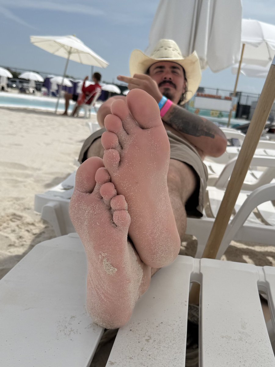 🆕 NEW MASTERS IN THE SCENE 🎬 
This 🇺🇸 size 10 foot master just entered foot worship domain. Serve and follow <a href="/DomMarshall25/">Master Marshall</a> 
#malefeet #cashmaster #footmaster #paypig #alphafeet #malefindom
