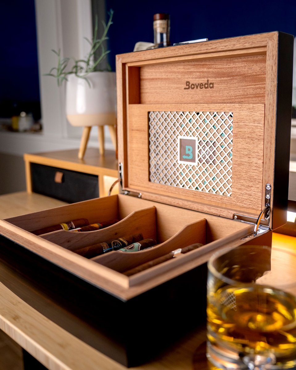 BovedaInc's tweet photo. ➡️ Ultimate convenience! The Boveda Humidor for Size 320 needs replacing only 2x a year, with your first 6 months free! Link in bio. ⤴️ #CigarLovers #CigarLife #CigarCommunity #CigarAficionado #Humidor #CigarAccessories #CigarEnthusiast #CigarStorage #Boveda #LoveYourCigars https://t.co/paySUH3lbY