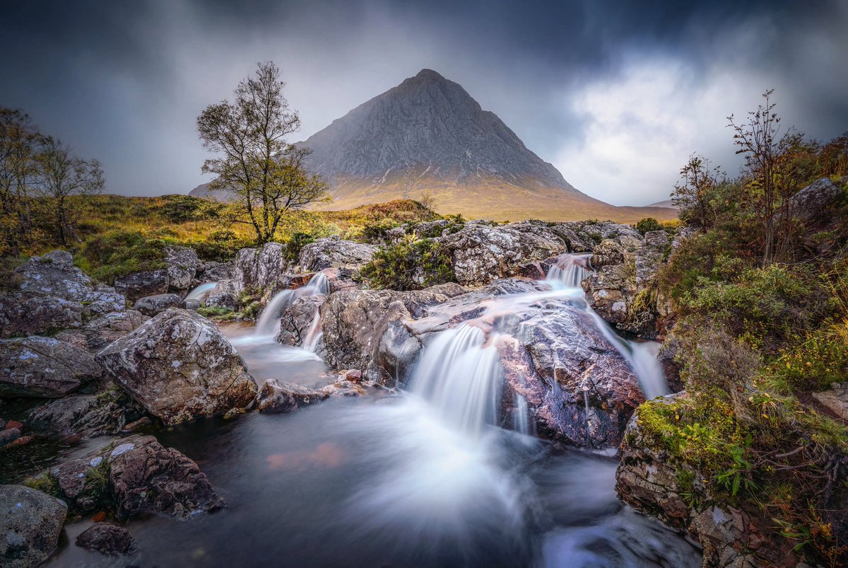I think the judges reaction to this shot says it all-  “WOW!!! What a stunning image.”

A big congratulations to Julia Martin LRPS for taking the judged first place in our recent “Waterfalls” contest, created and judged by RJSPhoto89. 🏆 

photocrowd.com/photo-competit…