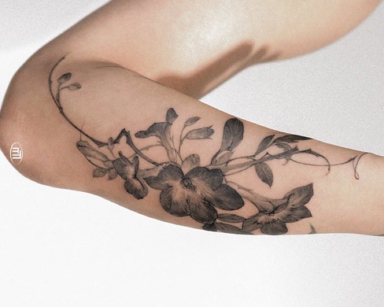 changkyun really has the prettiest flower tattoos 🥹💜