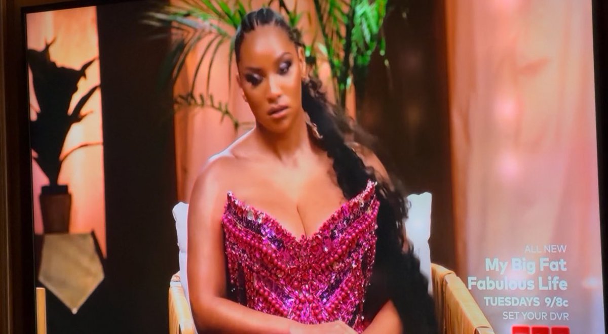 Wallflower2u's tweet photo. Chantel looks uncomfortable as heck 
with that Vegas Showgirl costume 🤣
Even her hair is too much and is going 
to give her some neck issues 🤣
#90DayHuntForLove #90DayFiance 
#90dayfiancehuntforlove 
@90DayFiance @TLC #HuntForLove https://t.co/EABLLlu03L