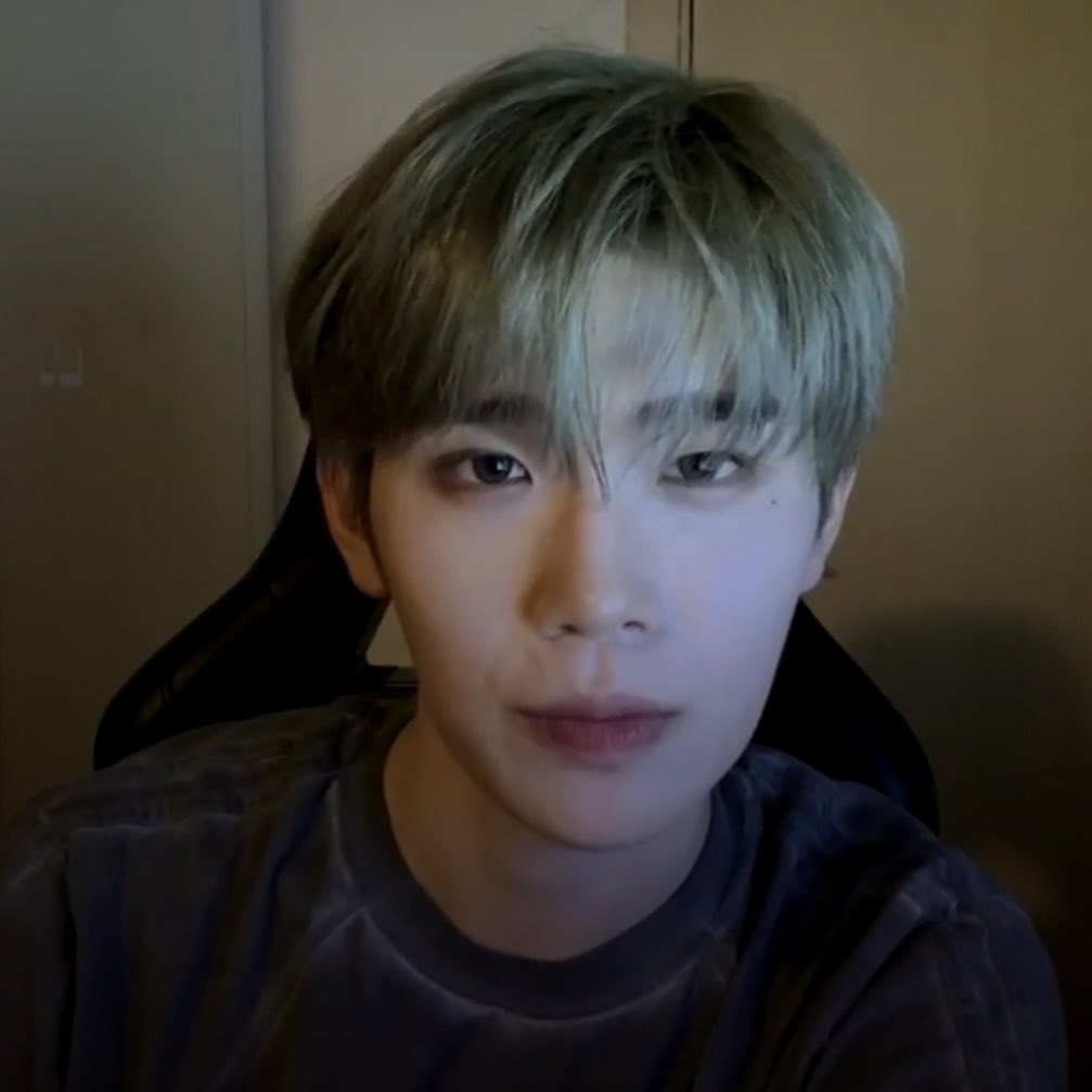 태래 오늘 얼굴 진짜 뭐지... 250827 이제부터 이 날이 내 생일이다 나 오늘부로 다시 태어남;;;;