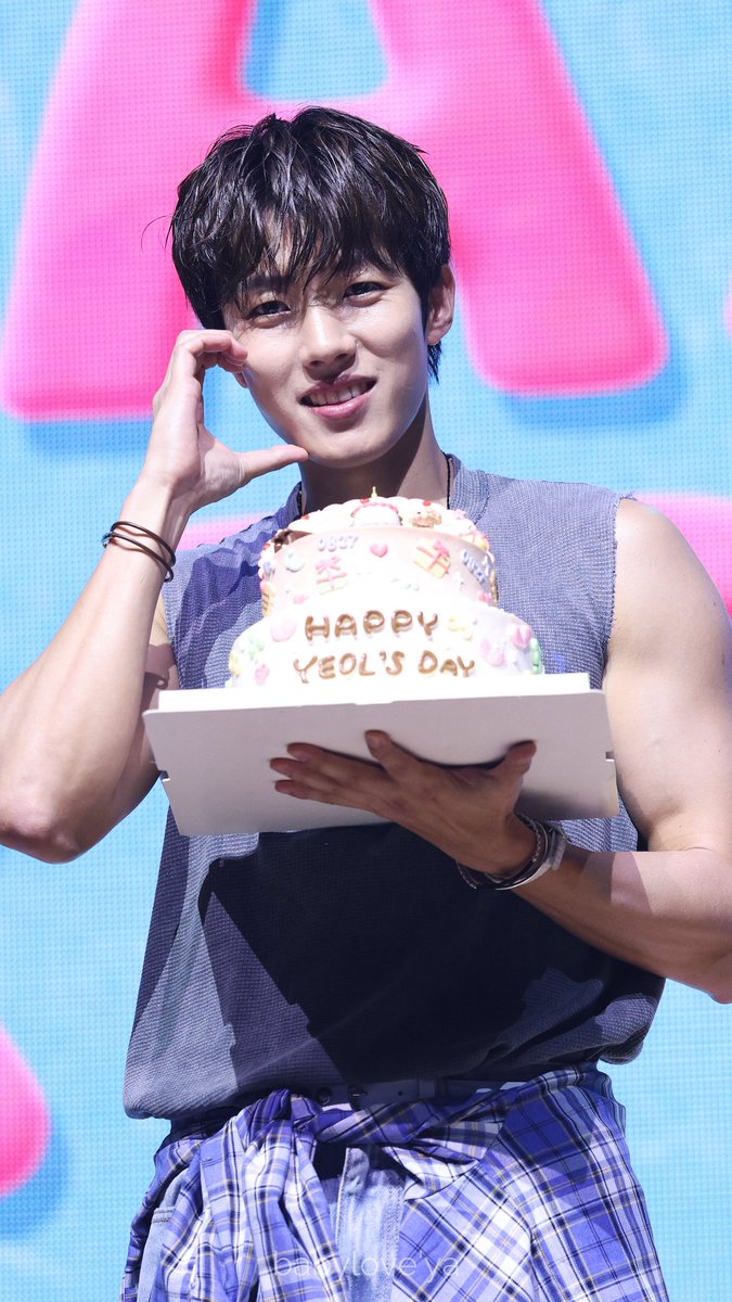babyloveya's tweet photo. 250827 Happy Yeol's Day💛

성열아, 생일 축하해요🎉 
케이크 상자를 열 때처럼 매일 햇살 가득한 웃음과 기쁨이 함께하길 바랄게요☀️ https://t.co/3KMyvNkFBi