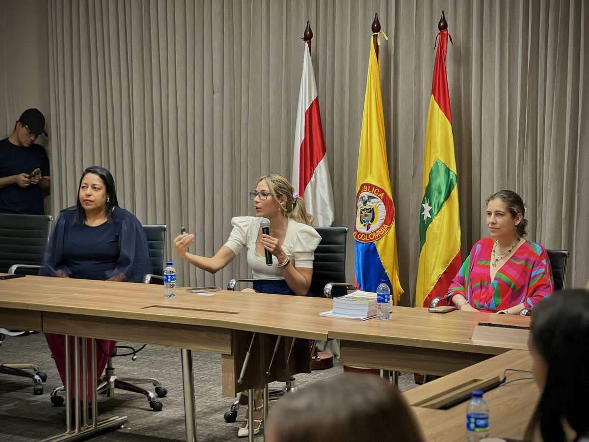 En Barranquilla seguimos inspirándonos con experiencias reales de gestión territorial. 🌍✨

Hoy estamos reunidos con Ana María Aljure, gerente de ciudad, quien abrió un valioso espacio para compartir con los estudiantes de la Universidad del Caribe (República Dominicana).