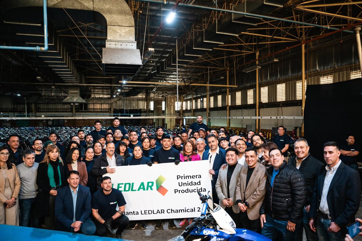 GedeSanchez's tweet photo. Acompañamos al Gobernador Quintela a la visita de ampliación de planta de nuestra empresa estatal Ledlar, donde se generarán más de 50 puestos de trabajo para los y las chamicalenses. Más producción y desarrollo para la provincia. https://t.co/FB8AxW9dY5