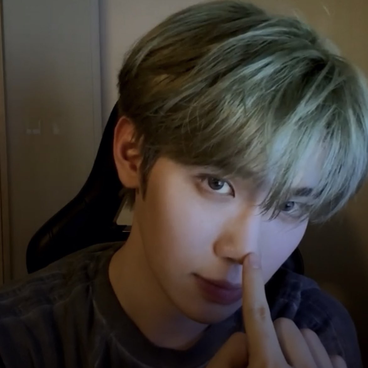 얼굴 보느라 마지막까지 뭐라하는 지 못 들었어
그러니까 라방 다시 하자