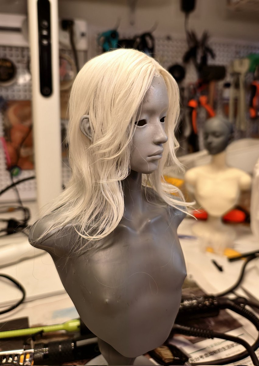 今天做了顶白色假发
材料就是羊毛（马海毛）原毛，没上色的原色就是白色。
💇😂
（试图尝试一下反贴刘海，但缺少经验，贴了两顶都还不是很完美，以后再努力吧）
模特是：Lai来（开仓中）
#人形 #bjd #joydoll #비제이디 #BJDMaker
#BJDPhotography #BJDCustomization #BJDPhotography #BJDArt
