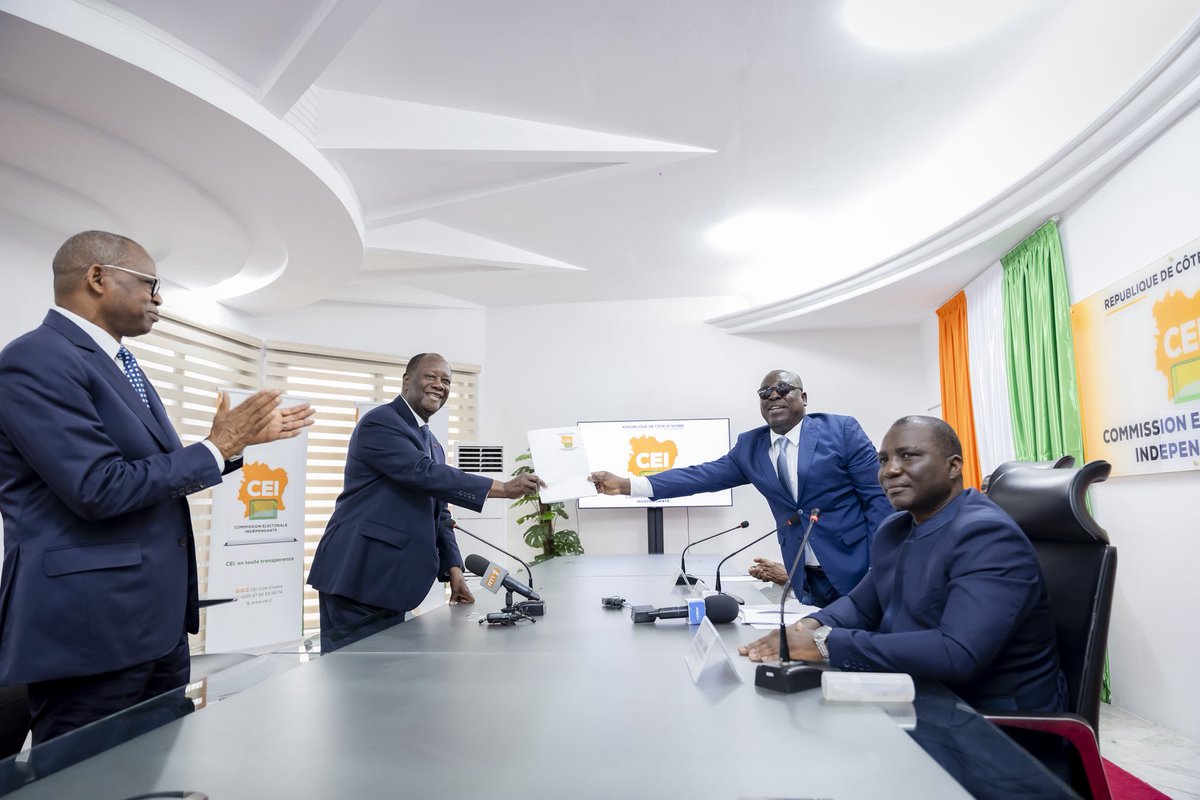 AOuattara_PRCI's tweet photo. Je viens de déposer, devant la CEI, mon dossier de candidature à l’élection présidentielle du 25 octobre 2025, en réponse à l’appel de nombreux Ivoiriens qui souhaitent que nous poursuivions, ensemble, le chemin de paix, de stabilité et de développement. https://t.co/6lA1Z7e1Dm