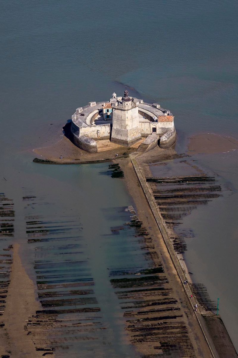 Au pied de l'île d'Oléron on peut trouver le Fort Louvois ☀️