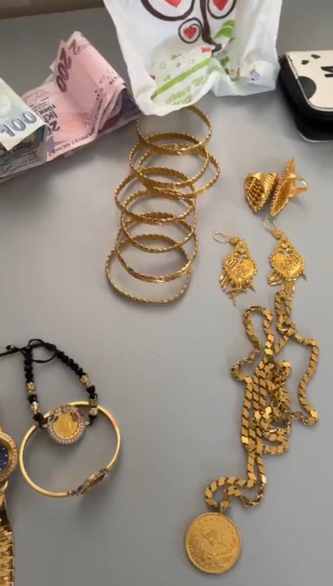 Batman'da 15 yaşındaki Ömer Çoban, çöpün yanında 1.600.000 TL değerinde altın buldu.

Ömer, altınları polise teslim etti.