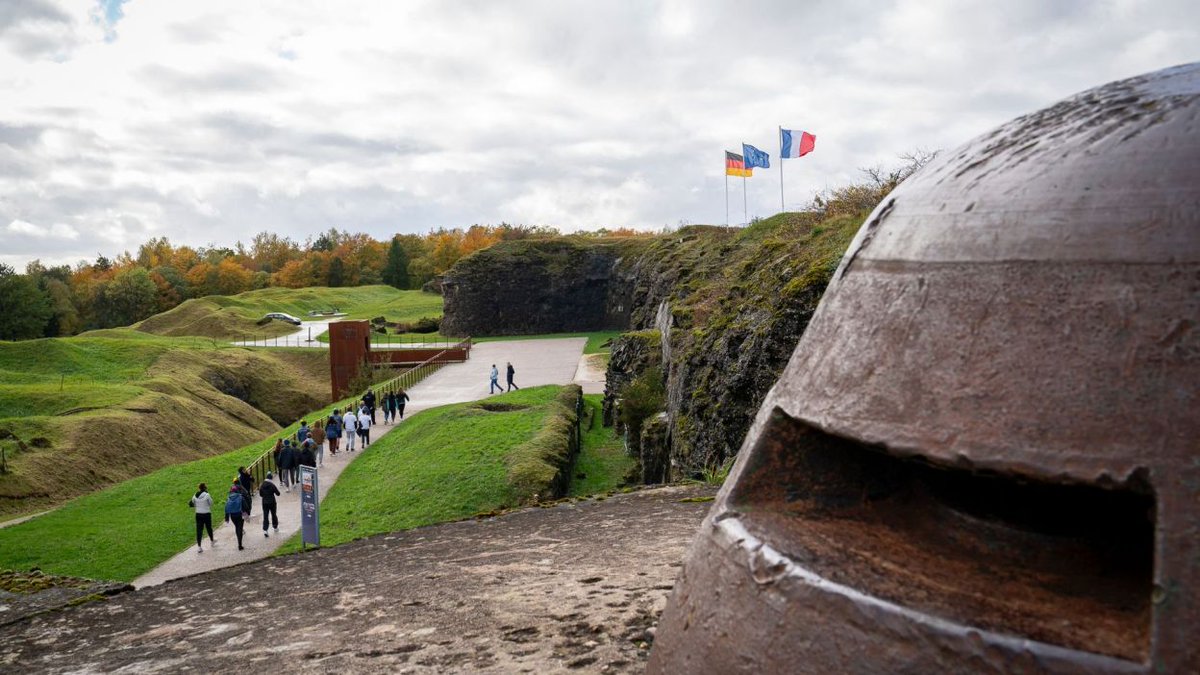 Chaque regard porté sur un uniforme, chaque héritage, ravive un lien précieux : celui qui unit la Nation à son Armée. Ce lien invisible forgé dans la confiance, fait notre force collective 🫡🇫🇷

Le dossier #TerreMag "Avec la Nation" 🗞️
terremag.defense.gouv.fr/dossiers/avec-…
#CohésionNationale