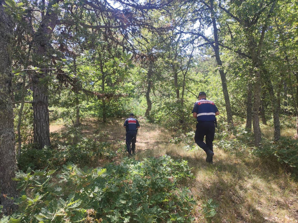 Tepebaşı İlçe Jandarma Komutanlığı Asayiş Timlerince, orman yangınlarının önlenmesi ve ormanlık alanlara giriş yasağının denetimi maksadıyla 26.08.2025 tarihinde drone destekli, yaya ve motorlu önleyici kolluk devriyeleri icra edilmiştir.