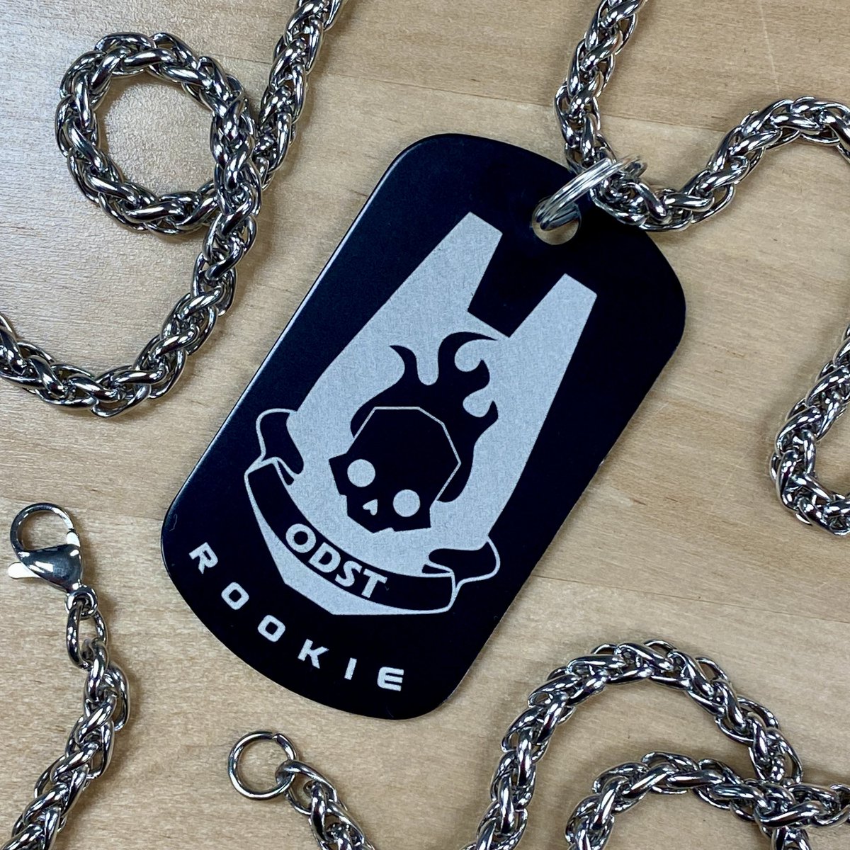 I was a MASSIVE fan of ODST growing up and love Helldivers, so I made this dog tag combining the art styles to commemorate the joint launch today. What do you think, <a href="/Pilestedt/">Pilestedt</a> ? 😎🔥