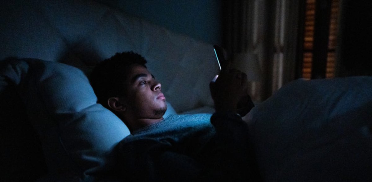 Staring at your smartphone for an hour reduces blink rate by over 50% and increases inter-blink intervals by 40%, driving eye strain and fatigue—especially during social media reels.

Stay informed, stay healthy: read more - ow.ly/A7cF50WM7AL

#EyeHealth #OphthoTwitter