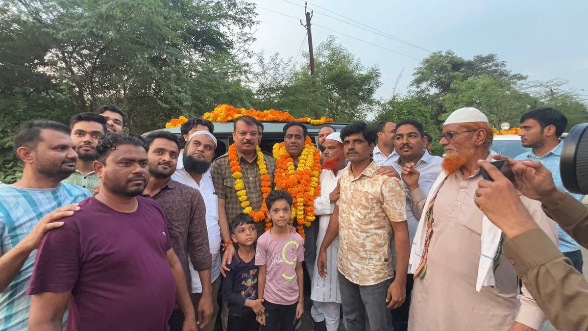 UmangSinghar's tweet photo. गंधवानी विधानसभा में आज ऐतिहासिक पल देखने को मिला। धार जिला कांग्रेस अध्यक्ष नियुक्त होने के पश्चात श्री स्वतंत्र जोशी जी के प्रथम आगमन पर गंधवानी विधानसभा के बाग में कांग्रेस कार्यकर्ताओं ने जगह-जगह भव्य, उत्साहपूर्ण और अभूतपूर्व स्वागत किया। जनसैलाब उमड़ा, कार्यकर्ताओं के चेहरों पर ग़ज़ब का जोश और उमंग दिखाई दी। यह स्वागत केवल सम्मान नहीं बल्कि कांग्रेस संगठन के प्रति कार्यकर्ताओं की अटूट निष्ठा और विश्वास का प्रतीक है।

आप सभी द्वारा दिए गए इस अद्वितीय स्नेह एवं अपार सम्मान हेतु मैं समस्त कांग्रेस कार्यकर्ताओं का  हृदय की गहराइयों से आभार व्यक्त करता हूँ।

📍बाग,गंधवानी