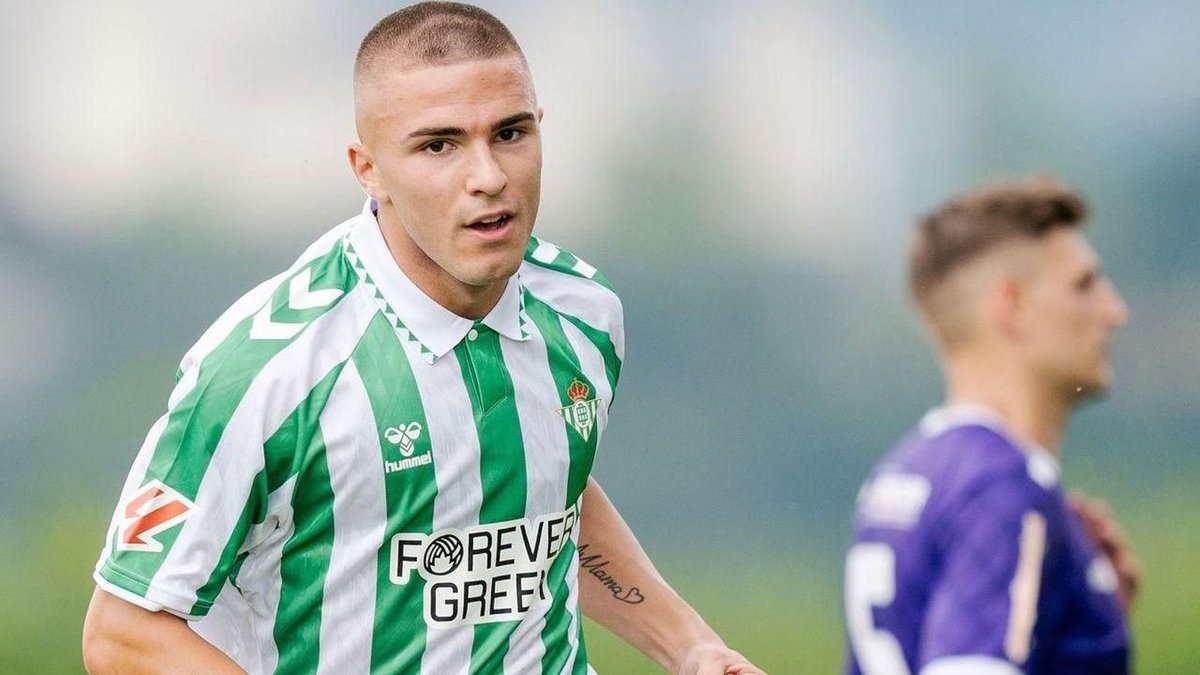 19 años, 0 miedo y todo el arte… Pablo García cambió el partido 🔥

La cantera verdiblanca no falla 💚
#PeñaBeticaLinense