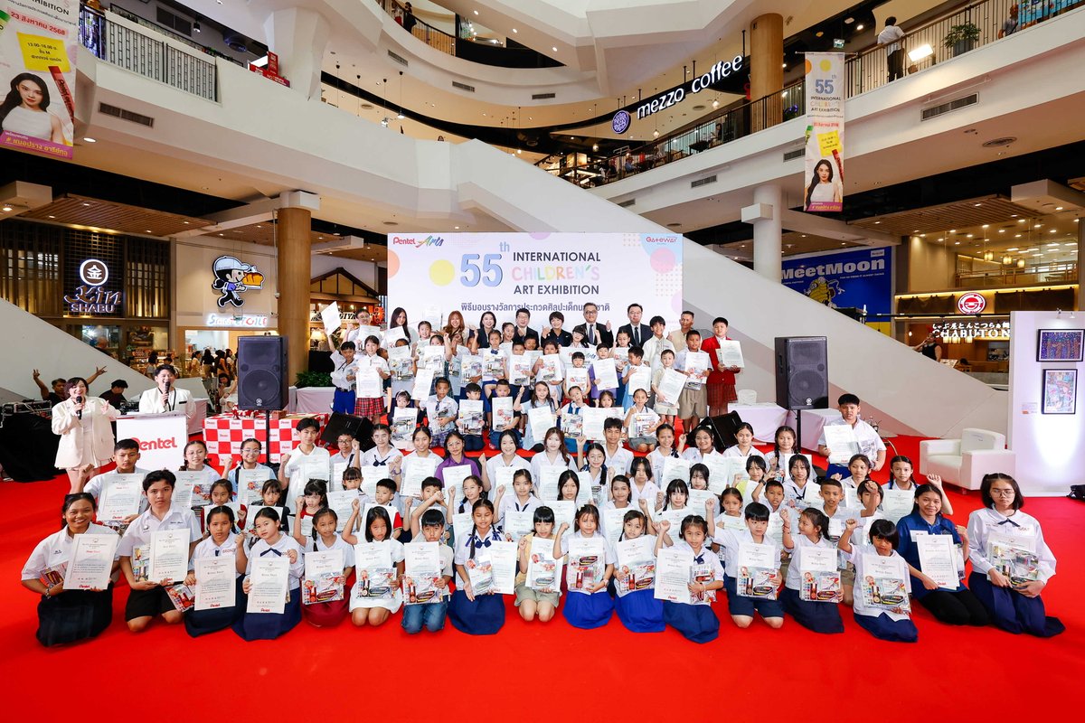 SuperstarnewsTH's tweet photo. “เฌอปราง” ร่วมสร้างแรงบันดาลใจให้น้องๆ

ในงาน นิทรรศการศิลปะเด็กนานาชาติ ครั้งที่ 55

บริษัท เพนเทล (ประเทศไทย) จำกัด ผู้ผลิตและจัดจำหน่ายเครื่องเขียนคุณภาพจากประเทศญี่ปุ่น จัดงาน “นิทรรศการศิลปะเด็กนานาชาติ ครั้งที่ 55” (The 55th International Children’s Art Exhibition) ภายใต้ธีม “Reimagine Your World” — จินตนาการสร้างโลกใหม่ ด้วยมือคุณ โดยปีนี้ เด็กไทยโชว์พลังความคิดสร้างสรรค์จนคว้ารางวัล จากการประกวด ณ กรุงโตเกียว ประเทศญี่ปุ่นถึง 116 รางวัล จากผลงานกว่า 36,492 ชิ้น จาก 41 ประเทศทั่วโลก รวมถึงรางวัลสูงสุดอันทรงเกียรติ Japanese Foreign Minister’s Award ที่ยืนยันว่าเยาวชนไทยสามารถก้าวสู่เวทีระดับโลกได้อย่างสง่างาม ณ ลานกิจกรรมชั้น M ศูนย์การค้าเกทเวย์ เอกมัย

บรรยากาศในวันมอบรางวัลเต็มไปด้วยรอยยิ้มและความสุขของครอบครัวผู้ที่ได้รับรางวัลประเภทต่างๆ พร้อมทั้งเพลิดเพลินผลงานของน้องๆ คนเก่งมากมาย โดยมีศิลปินและนักแสดงสาวสวย “เฌอปราง อารีย์กุล” ที่มาโชว์เสียงใสๆในเพลง “จังหวะตกหลุมรัก” สร้างความประทับใจให้กับผู้ร่วมงานเป็นอย่างมาก และร่วมกิจกรรม “ออกแบบโลกจินตนาการ กับพี่เฌอปราง” ร่วมกับน้องๆผู้โชคดี โดยแต่ละกลุ่มจะต้องออกแบบและลงสีรูปต่อจากภาพที่กำหนด จากนั้นสาวเฌอปรางได้แนะเคล็ดลับให้ทุกคนกล้าทดลองสิ่งใหม่ ด้วยแนวคิดที่ผสมผสานระหว่างศิลปะและวิทยาศาสตร์เข้าด้วยกัน แม้จะไม่ถนัดก็อาจค้นพบความชอบและศักยภาพของตัวเองได้ และขอเป็นกำลังใจให้ทุกคนได้ทำในสิ่งที่ตัวเองรัก พร้อมทั้งแสดงความสามารถของเราออกมาอย่างเต็มที่

ผู้ที่สนใจสามารถมาชื่นชมผลงานศิลปะของเด็กไทยคนเก่งได้ ระหว่างวันที่ 26 สิงหาคม – 7 กันยายน 2568 ณ ชั้น 3 หอศิลปะและวัฒนธรรมกรุงเทพฯ (BACC) โดยไม่เสียค่าใช้จ่ายในการเข้าชม สอบถามเพิ่มเติม Facebook : Pentel (Thailand) หรือโทร. 02-261-8285