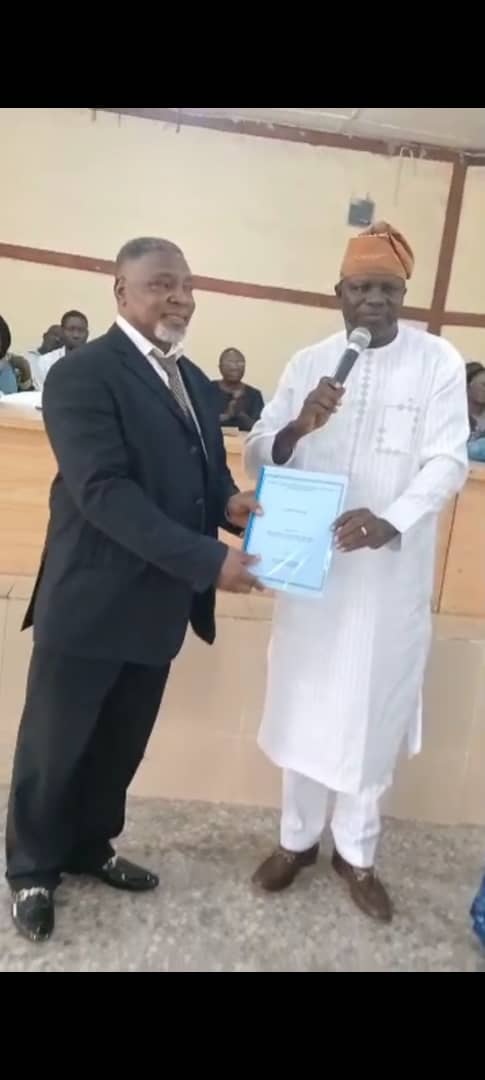 Leadership Change at Federal College of Animal Health, Ibadan!

 Dr. Adekoya Owosibo hands over to Dr. Chidi Okpeze as Acting Provost. ARCN representative urges new leader to foster teamwork &amp; build on achievements. 
#FCAHPT #ARCN #Leadership #Nigeria